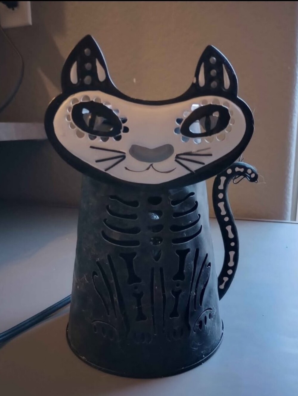 Scentsy wax warmer - very superstitious - day of the dead cat